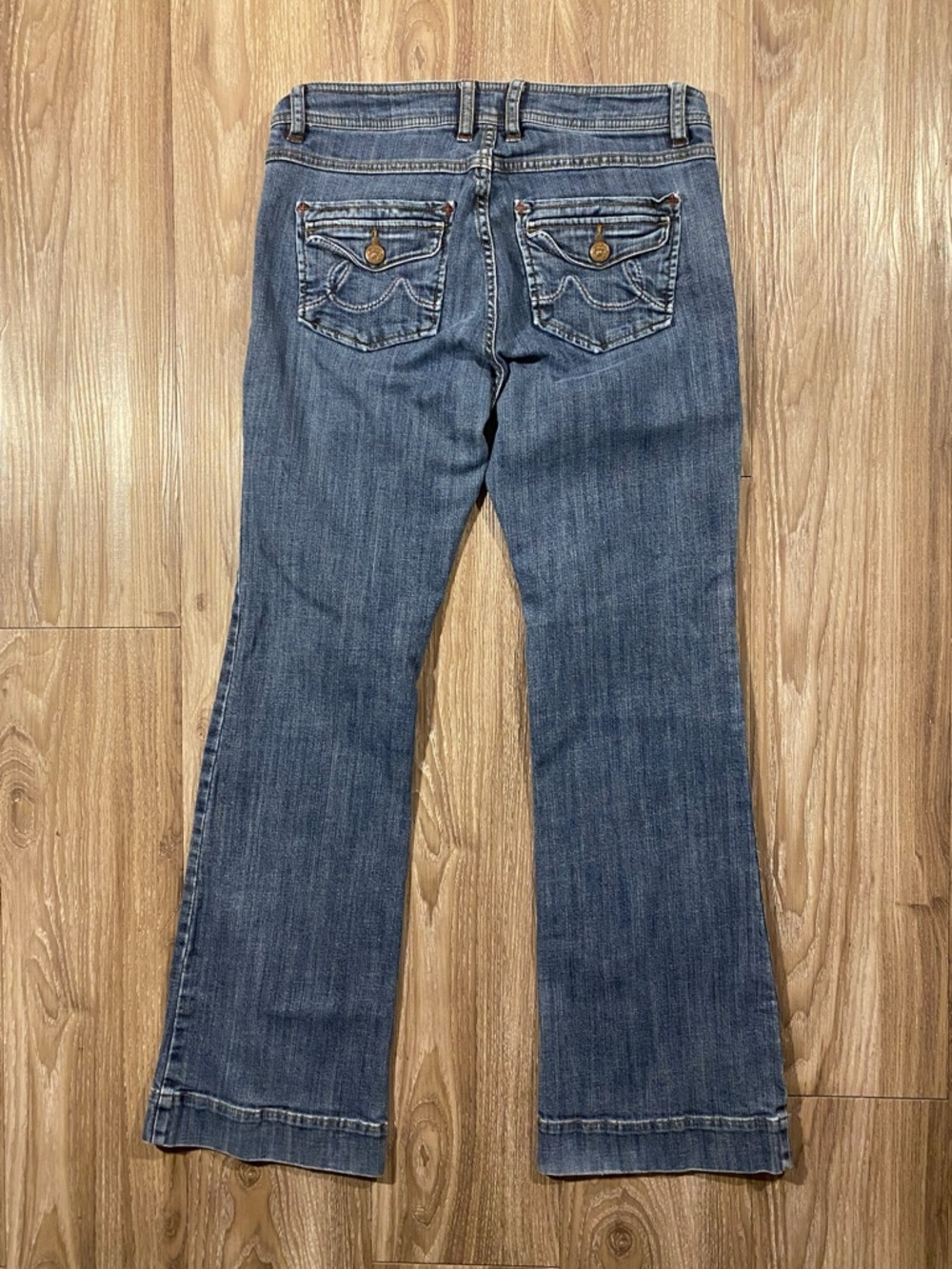 CAbi Women's Blue Flare Jeans Size 6 Low Rise - Picture 2 of 6